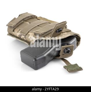 Holster für Waffen. Handpistole in einem Holster auf weißem Hintergrund. Taktische militärische Ausrüstung. PixelCamouflage. Stockfoto