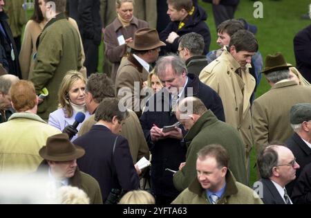 Pferderennen tippten Journalisten, die Besitzer und Trainer beim Cheltenham Festival 2003 interviewen Stockfoto