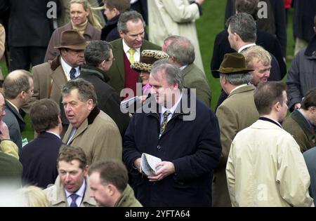 Pferderennen tippten Journalisten, die Besitzer und Trainer beim Cheltenham Festival 2003 interviewen Stockfoto