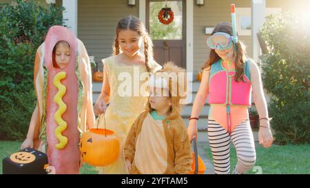 Kinder In Halloween-Kostümen Zum Trick Oder Treppen Stockfoto