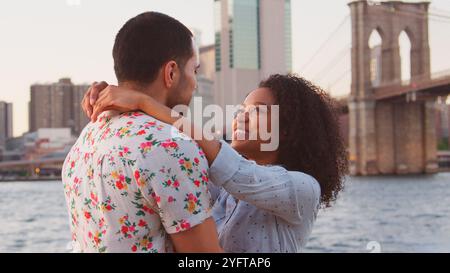 Romantisches Junges Paar Im Urlaub, Das Sich Mit Der Skyline Von Manhattan Im Hintergrund Umarmt Stockfoto
