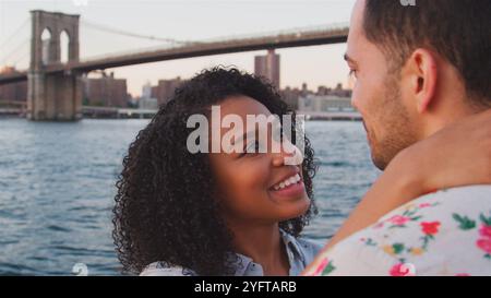 Romantisches Junges Paar Im Urlaub, Das Sich Mit Der Skyline Von Manhattan Im Hintergrund Umarmt Stockfoto