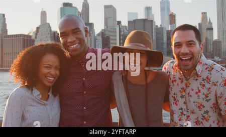 Porträt Einer Multikulturellen Gruppe Lächelnder Freunde Vor Der Skyline Von Manhattan Bei Sonnenuntergang Stockfoto