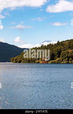 Blick auf den Hakone-Schrein und den Fuji-Berg vom Ashi-See, Hakone, Japan © Giorgia de Dato Stockfoto