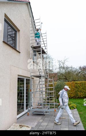 Gerüstbauerin, Malerin baut ein mobiles Gerüst am Einfamilienhaus auf, Modell freigegeben für redaktionelle Nutzung, Gerüstbauer *** Gerüstbauer, Maler errichtet mobiles Gerüst auf einem Einfamilienhaus, Modell freigegeben für redaktionelle Nutzung, Gerüsthalter 20241105-DSC 8725 Stockfoto