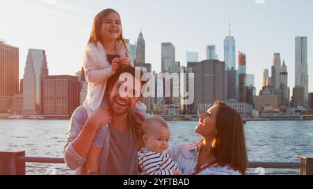 Familientag mit Eltern und Kindern vor der Skyline von Manhattan in New York City, USA Stockfoto