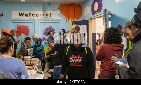 Die Wähler warten auf ihre Stimmabgabe am Wahltag an der Hyattsville Elementary School in Hyattsville, MD, 5. November 2024. Stockfoto