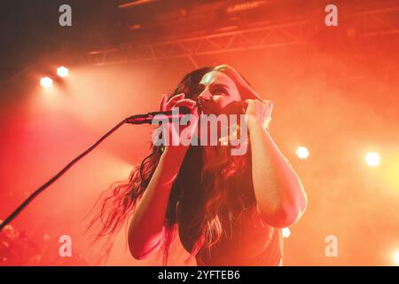 Aarhus, Dänemark. November 2024. Die niederländische Sängerin Charlotte Wessels gibt ein Live-Konzert im Train in Aarhus. Stockfoto