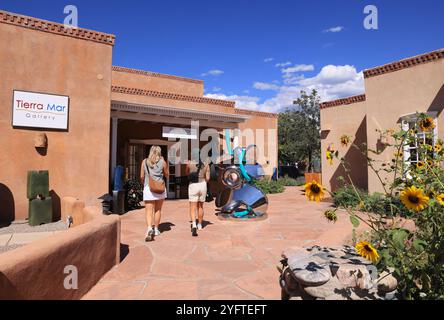 Canyon Road, Santa Fe, New Mexico, eine Straße, die der besten Kunst des Landes gewidmet ist, mit über 100 Galerien, Boutiquen und Restaurants in einer halben Meile (800 m). Stockfoto