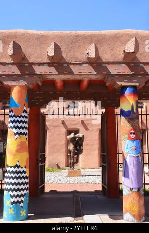 Die Art Columns, inspiriert von indigener Kunst mit regionalen Farben, im Museum of Contemporary Native Arts (MoCNA) in Santa Fe, New Mexico Stockfoto