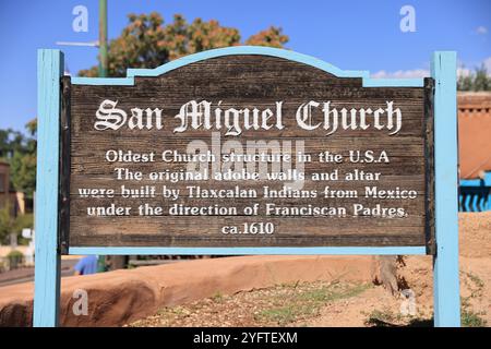 San Miguel Church eine Missionskirche aus der spanischen Kolonialzeit in Santa Fe, die um 1610 erbaut wurde und das älteste Kirchengebäude auf dem amerikanischen Kontinent sein sollte. Stockfoto