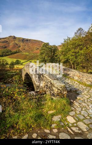 Neue Brücke über den Fluss Derwent in Borrowdale, Lake District, Cumbria, England Stockfoto