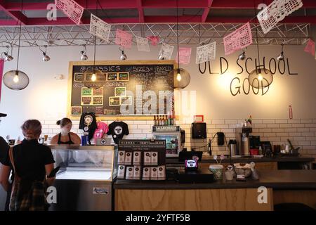 Das hippe La Lecheria New Mexico Craft-Eiscafé und -Geschäft in Santa Fe Railyard, USA. Stockfoto