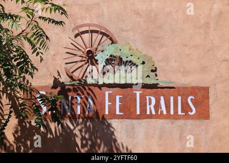 Schilder für den Santa Fe Trail, eine Route aus dem 19. Jahrhundert von Franklin, Missouri nach Santa Fe, New Mexico, die von Militärs, Postkutschen und Goldsuchenden genutzt wird Stockfoto