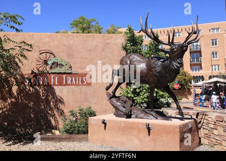 Schilder für den Santa Fe Trail, eine Route aus dem 19. Jahrhundert von Franklin, Missouri nach Santa Fe, New Mexico, die von Militärs, Postkutschen und Goldsuchenden genutzt wird Stockfoto