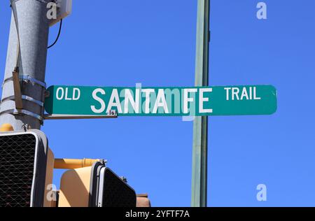 Schilder für den Santa Fe Trail, eine Route aus dem 19. Jahrhundert von Franklin, Missouri nach Santa Fe, New Mexico, die von Militärs, Postkutschen und Goldsuchenden genutzt wird. Stockfoto