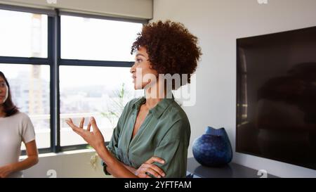 Junge Geschäftsfrau, Die Eine Präsentation Beim Teammeeting In Modern Office Hält Stockfoto