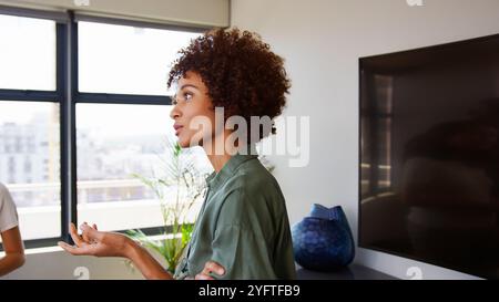 Junge Geschäftsfrau, Die Eine Präsentation Beim Teammeeting In Modern Office Hält Stockfoto