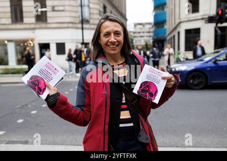 30. Oktober 2024. City of London, Großbritannien. Der Protest der Extinction Rebellion „sichert unser Überleben“. Drei Tage in dieser Woche rufen Tausende von Menschen, die die XR-Kampagne „versichert unser Überleben“ unterstützen, die Versicherer auf, die Versicherung aller neuen Öl-, Gas- und Kohleprojekte einzustellen. Projekte mit fossilen Brennstoffen – Kohle, Gas und Öl – können nicht ohne Versicherung durchgeführt werden. Damit ist die Versicherungsbranche in eine einzigartige Position versetzt, um Einfluss auf die Zukunft unserer Welt zu nehmen. Am Mittwoch stand der gesellschaftliche Zusammenbruch unter dem Druck des Klimazusammenbruchs, einschließlich Überschwemmungen und Nahrungsmittelknappheit, im Mittelpunkt. Demonstranten verkleidet als Zombie-ins Stockfoto