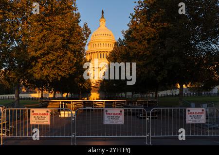 WASHINGTON D.C., USA - 4. NOVEMBER 2024: Das Kapitol zur Vorbereitung der Wahlen 2024 und zum Einweihungstag. Stockfoto