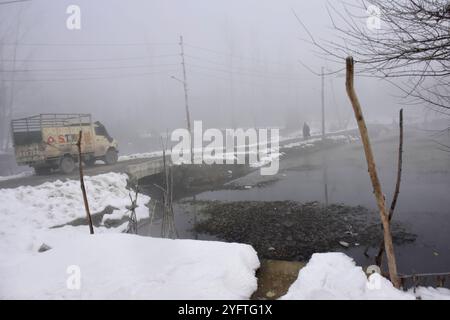 Die Menschen laufen unter dichtem Nebel in Srinagar, dem indischen Kaschmir am 15. Januar 2020. Die Temperatur in Srinagar fiel am 14. Januar auf -8,4 Grad Celsius und frierte den größten Teil der Kaschmir-Täler, den berühmten Dal-See, ein. Stockfoto