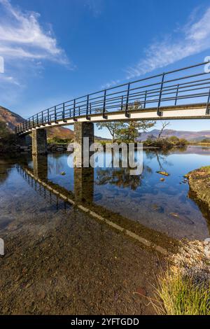 Die Chinesische Brücke über den Fluss Derwent am Südufer von Derwent Water, Lake District, Cumbria, England Stockfoto