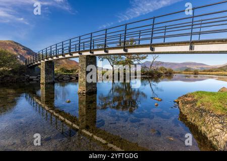 Die Chinesische Brücke über den Fluss Derwent am Südufer von Derwent Water mit Cat Bells im Hintergrund, Lake District, Cumbria, England Stockfoto