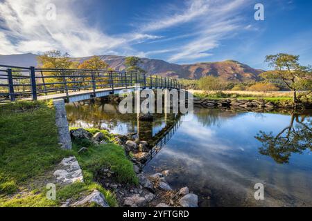 Die Chinesische Brücke über den Fluss Derwent am Südufer von Derwent Water mit Cat Bells im Hintergrund, Lake District, Cumbria, England Stockfoto