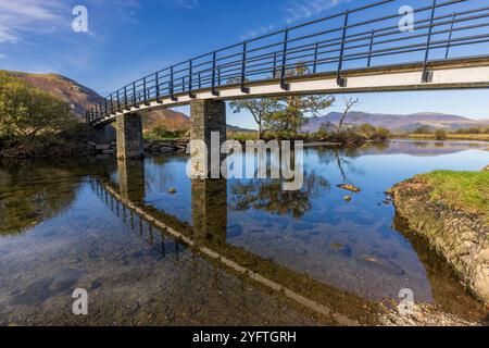 Die Chinesische Brücke über den Fluss Derwent am Südufer von Derwent Water mit Cat Bells im Hintergrund, Lake District, Cumbria, England Stockfoto