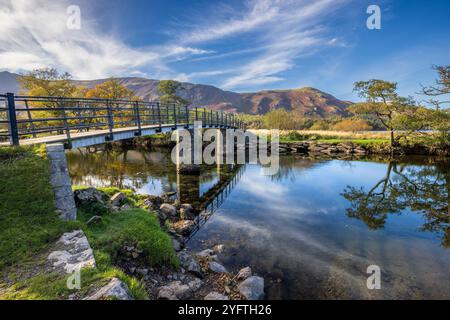 Die Chinesische Brücke über den Fluss Derwent am Südufer von Derwent Water mit Cat Bells im Hintergrund, Lake District, Cumbria, England Stockfoto