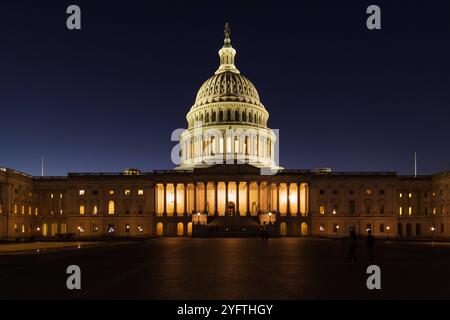 US Kapitolgebäude beleuchtet bei Nacht in Washington DC US Kapitolgebäude bei Nacht Washington USA *** US-Kapitolgebäude bei Nacht in Washington DC Stockfoto