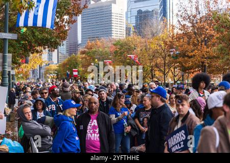 PHILADELPHIA, USA - 4. NOVEMBER 2024: Zehntausende nehmen an der massiven Wahlkampfkundgebung von Harris am Ben Franklin Parkway in Philadelphia, PA, Teil Stockfoto