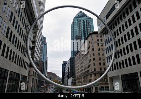 Der Ring, eine Skulptur des Landschaftsarchitekten Claude Cormier + Associes, steht in der Innenstadt von Montreal auf einem plaza am Place Ville Marie. Stockfoto