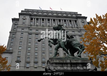 Das Burenkrieg-Denkmal auf dem Dorchester Square in Montreal befindet sich in der Nähe des historischen Sun Life-Gebäudes, das 1933 fertiggestellt wurde. Stockfoto