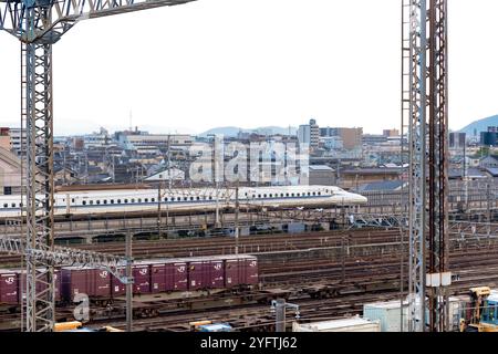 Blick vom Kyoto Rail Museum, Landschaft mit Schienen und Zügen (shinkansen), Kyoto, Japan © Giorgia de Dato Stockfoto