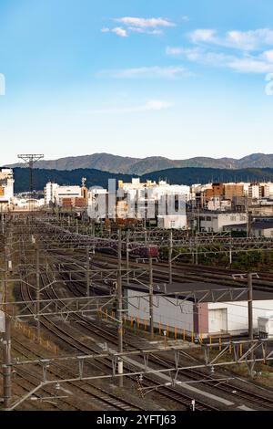 Blick vom Kyoto Rail Museum, Landschaft mit Schienen und Zügen (shinkansen), Kyoto, Japan © Giorgia de Dato Stockfoto