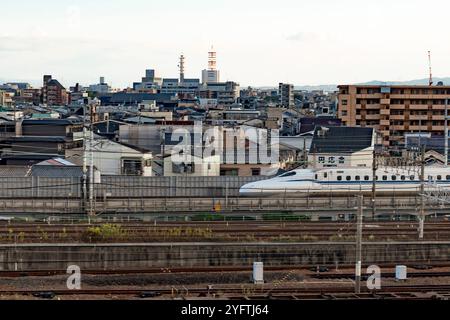 Blick vom Kyoto Rail Museum, Landschaft mit Schienen und Zügen (shinkansen), Kyoto, Japan © Giorgia de Dato Stockfoto