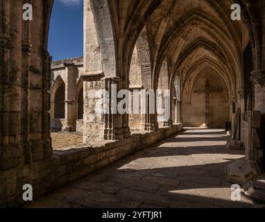 Kreuzgang in der Kathedrale von Beziers, Departement Herault in der Region Occitanie, Frankreich. Stockfoto