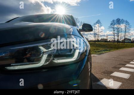 Nahaufnahme des BMW Front End mit LED-Scheinwerfern und Streulichtblende Stockfoto