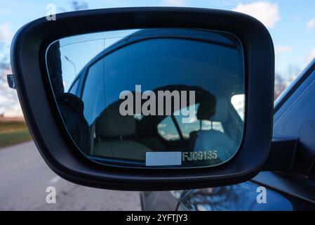 Nahaufnahme des BMW Seitenspiegels, der Himmel und Straße reflektiert Stockfoto