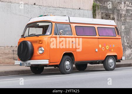 San Sebastian, Spanien-4. Mai 2024: 1967 Volkswagen Transporter Typ 2 (T2) auf den Straßen der Stadt Stockfoto