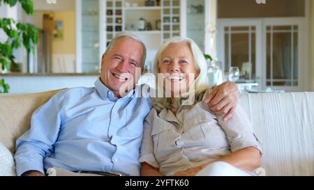 Porträt Eines Liebevollen Seniorenpaares, Das Zusammen Auf Dem Sofa Sitzt Stockfoto