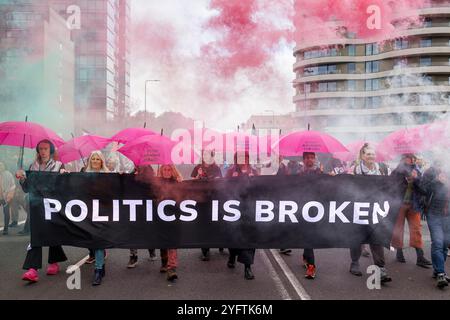 November 2024. märz der palästinensischen Solidaritätskoalition, London, Großbritannien. Der Block „Politics is Broken“ Just Stop Oil die Kampagne „Umbrella“ hat fünf Forderungen: Aufhören Israel zu bewaffnen, die Reichen zu besteuern, das Öl bis 2023 zu stoppen, das House of Lords durch ein House of the People zu ersetzen und die politische Korruption zu beenden. Stockfoto