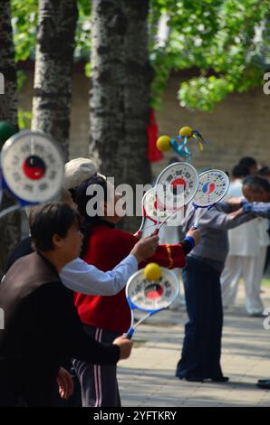 Dutzende Pekinger, die verschiedene Formen der Bewegung im großen Pekinger Park, der den Tempel des Himmels umgibt, ausüben. Stockfoto