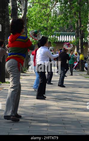 Dutzende Pekinger, die verschiedene Formen der Bewegung im großen Pekinger Park, der den Tempel des Himmels umgibt, ausüben. Stockfoto