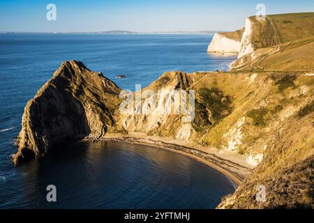 Morgensonnenlicht über St. Oswald's Bay mit Blick auf Fledermauskopf. Stockfoto