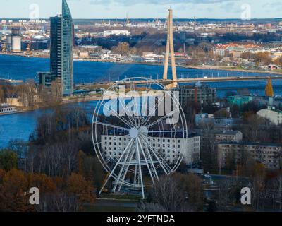 Blick aus der Vogelperspektive von Riga mit Victory Park und Riesenrad im Vordergrund Stockfoto