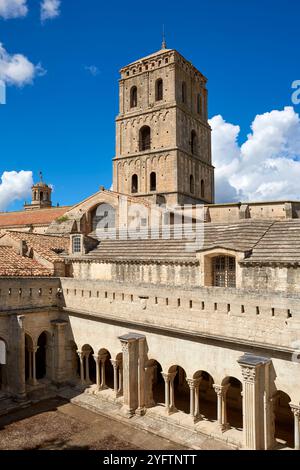 Der Turm und die Kreuzgänge der antiken romanischen Kirche Saint Trophime, Arles, Provence, Südfrankreich Stockfoto