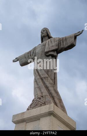 Monumentale Statue von Cristo Rei (Jesus Christus) auf einem Hügel an der Küste der Atlantikinsel. Blauer Himmel mit weißen Wolken. Canico, Madeira, Portu Stockfoto