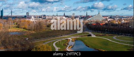 Blick aus der Vogelperspektive auf Riga mit den Sehenswürdigkeiten des Victory Park und der Stadt Stockfoto